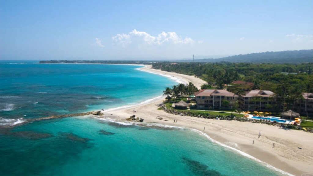 Playas paradisíacas, agua turquesa, arena blanca, plameras verdes, hoteles, resort