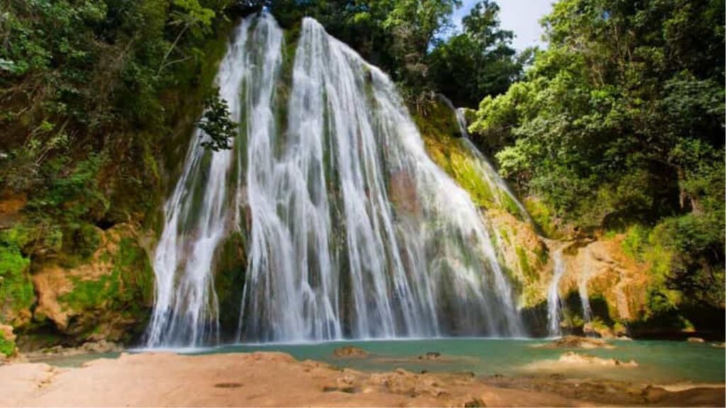 Cascada grande, agua, vegetación, agua turquesa, río