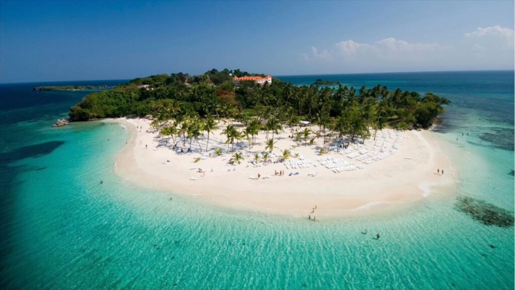 Isla paradisíaca, arena blanca, palmeras verdes, hotel, resort, tumbonas