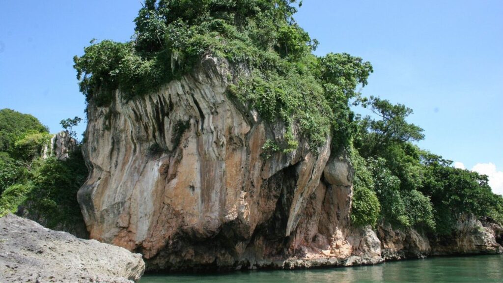 Vegetación, roca, agua, cielo azul, parque nacional