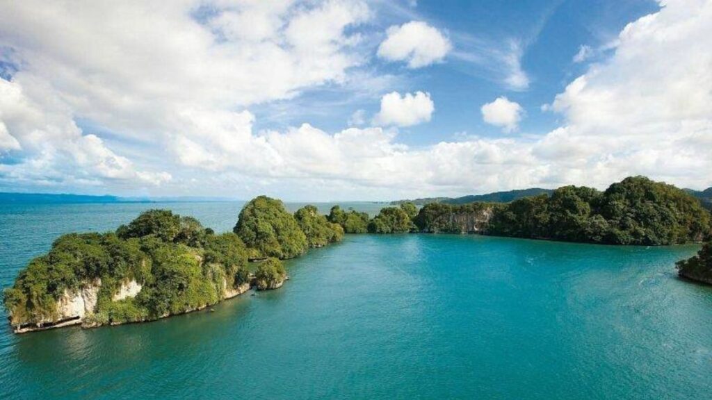 Península Samaná, árboles, vetetación, mar abierto, cielo azul