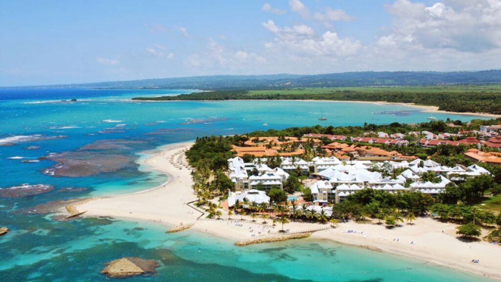 Mar azul, vegetación, puerto, hotel, resort, turismo, arena blanca