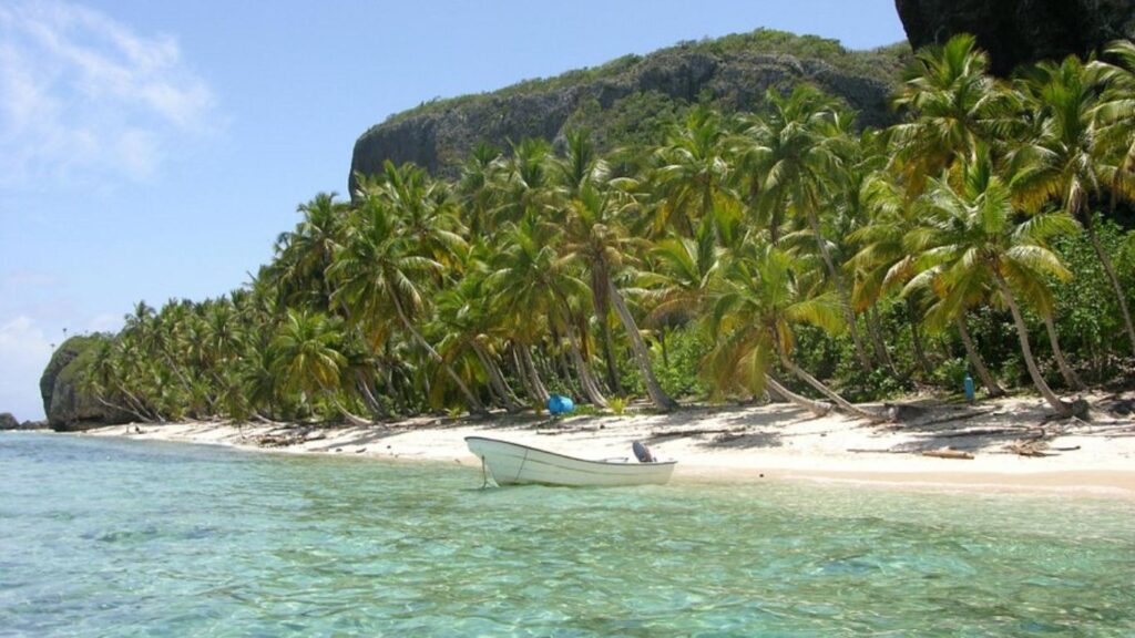 Playa, arena blanca, palmeras verdes, mar, barca