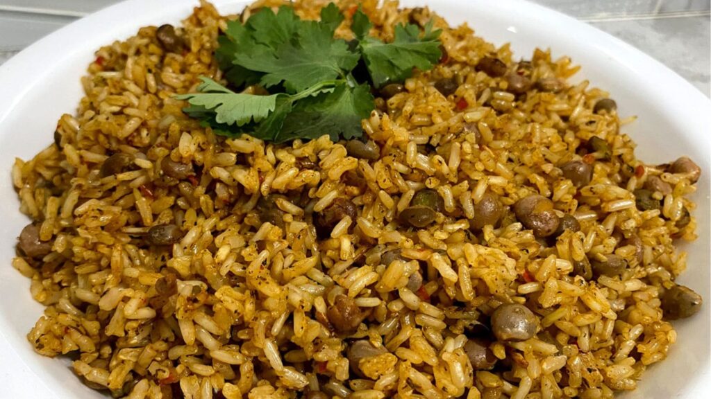 arroz dominicano, maíz dulce, hierbas frescas, ajo, especias