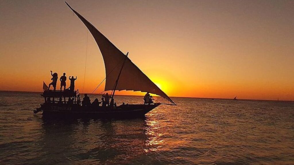 Atardecer en dhow, embarcación tradicional de Zanzíbar. Stone Town puerto. mar