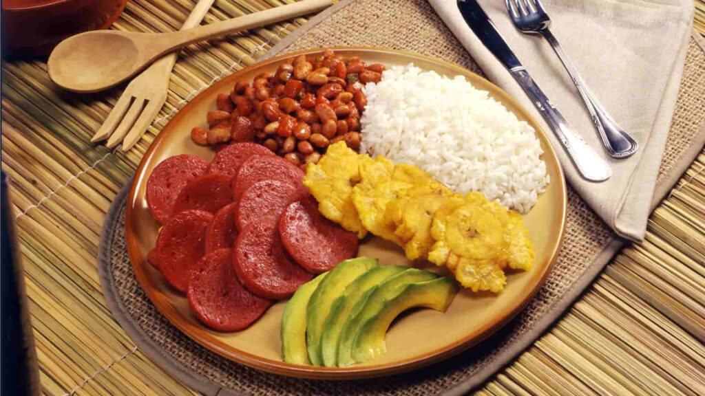 arroz blanco, habichuelas guisadas, carne guisada, plátanos fritos, ensalada