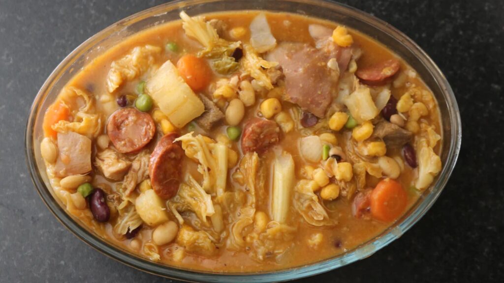 Cachupa, comida típica de Cabo Verde. Chorizo, alubias, garbanzos, zanahoria, frijoles
