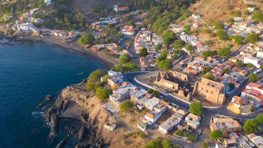 Cidade Velha, isla de Santiago, Cabo Verde. Ciudad, casas, edificios, mar, vegetación, montaña