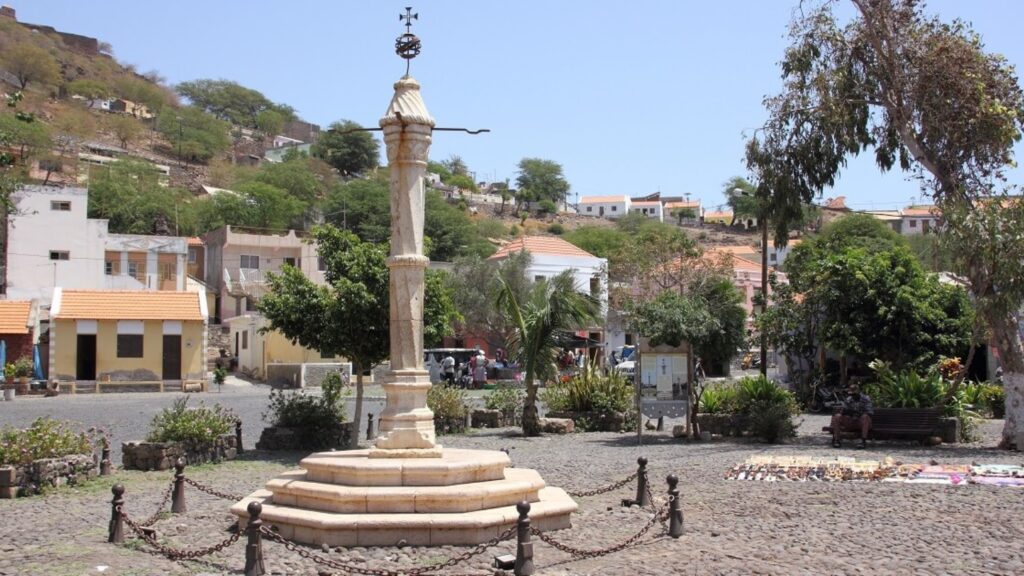 Cidade Velha y Pelourinho. Plaza en Cabo Verde. columna de piedra