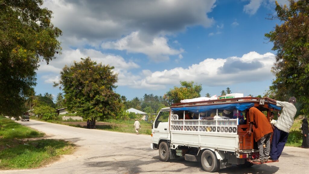 Dala dala, transporte local en Zanzíbar. gente local subida en camioneta