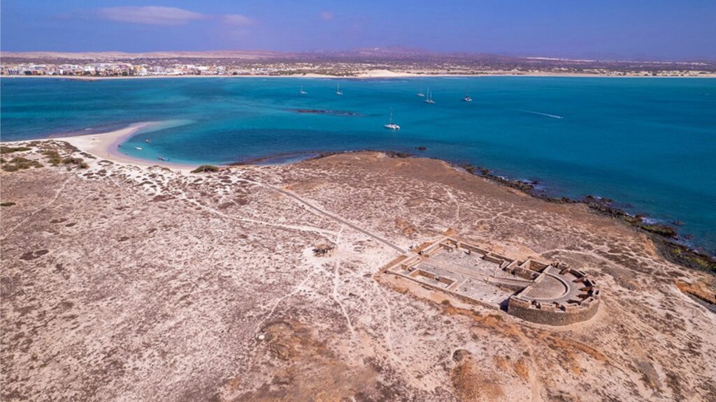 Islote de Sal Rei y fuerte Duque de Bragança. Ruinas, fuerte, mar, isla, barcos