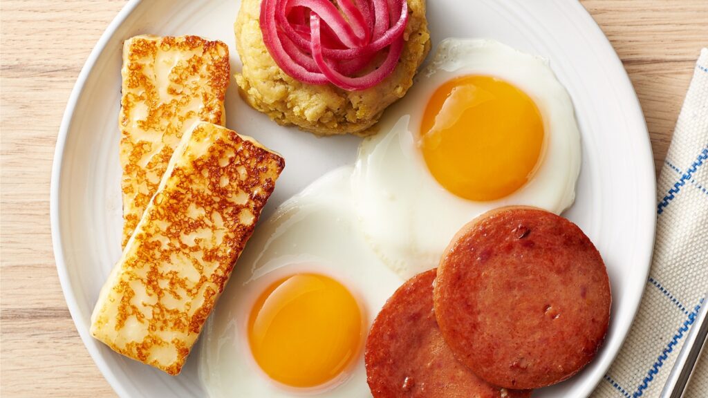 Desayuno república dominicana, huevos, mantequilla, salami, queso frito, cebolla roja salteada