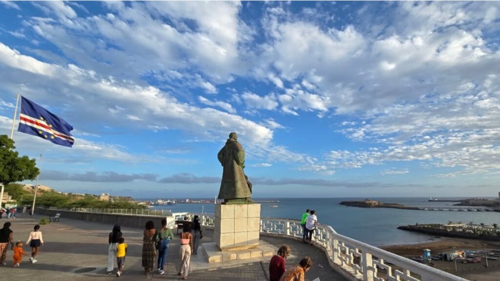 Miradouro Do Cruzeiro, Praia. mirador, vistas oceáno, bandera de Cabo Verde, mar