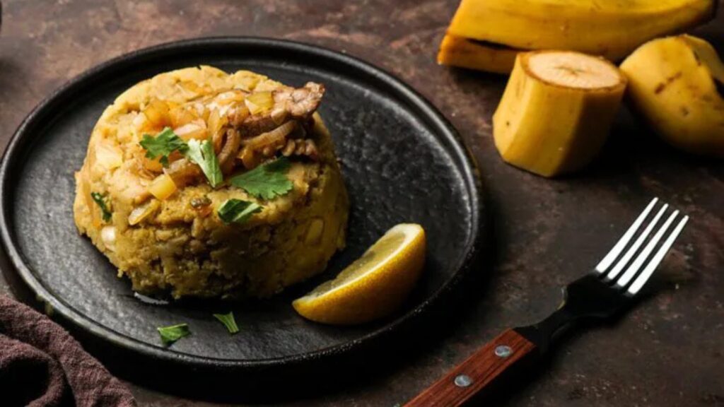 gastronomía dominicana, plátanos verdes fritos, ajo, chicharrón, plato dominicano