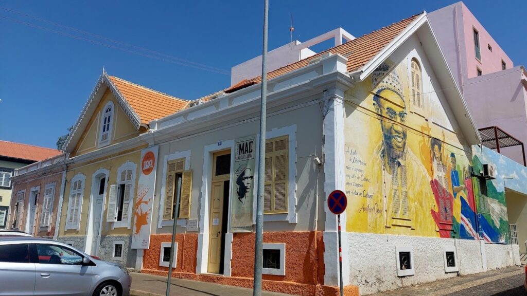 Museo Amilcar Cabral, Praia. Murales. casa colores