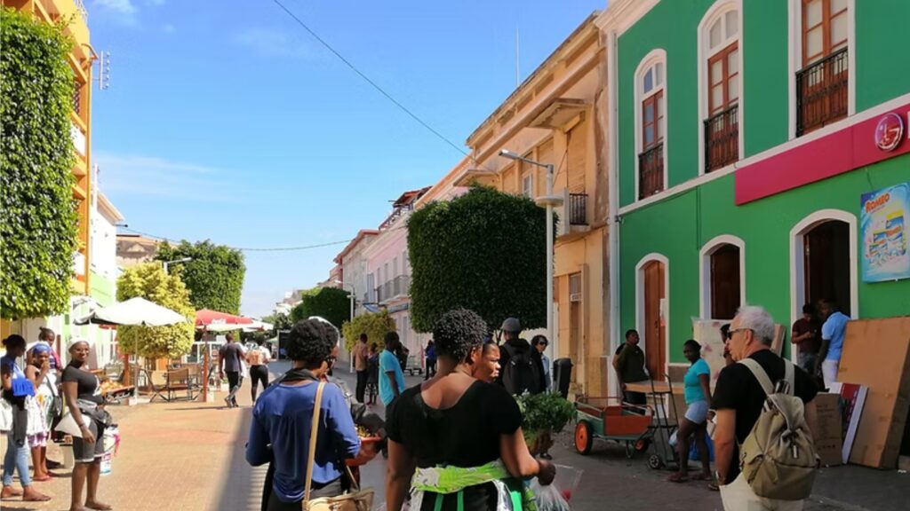 Plateau, centro histórico en la ciudad de Praia. Gente local, turistas, casas de colores, tiendas