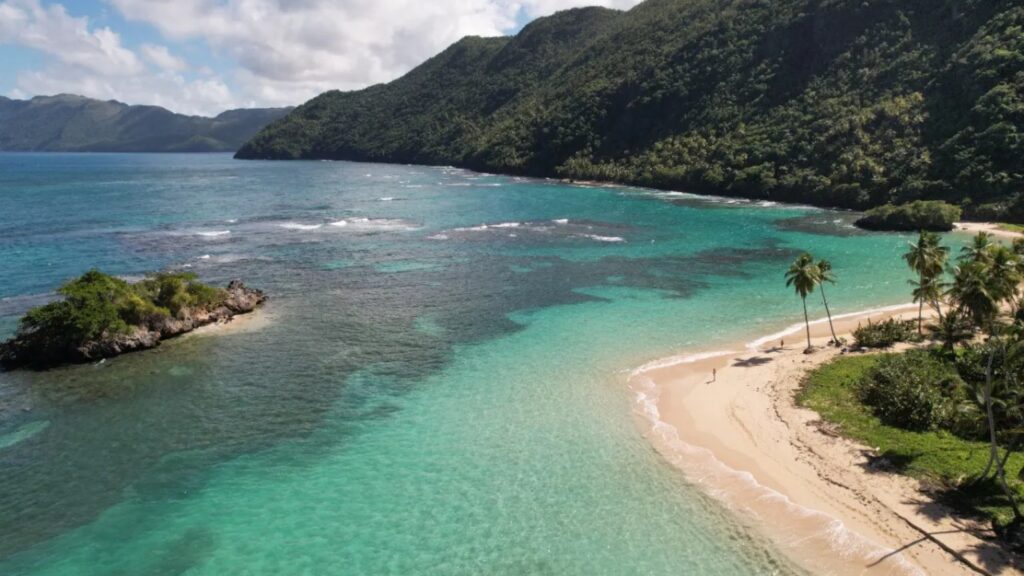 Playa el ermitaño, agua turquesa, palmeras, vegetación, montaña