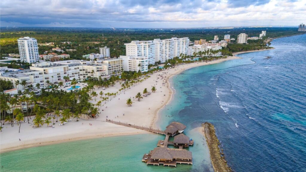 Playa Juan Dolio, edificios, playa, arena blanca, mar, palmeras