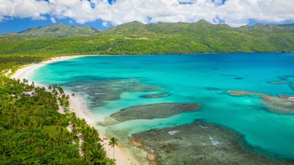 Playa Rincón, agua de color turquesa, mucha vegetación, árboles, arena blanca, paraíso