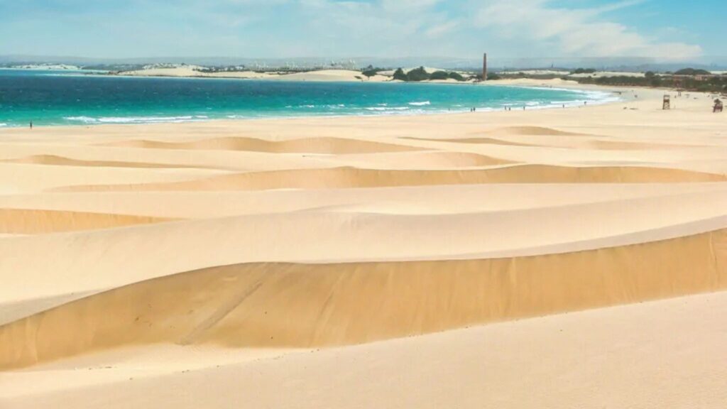 Playa de Santa Mónica, Cabo Verde. Boa Vista. Dunas de arena dorada. Mar, agua de color azul