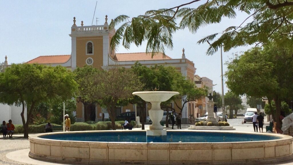 Plaza Alexandre Albuquerque, árboles, fuente de agua, edificio histórico