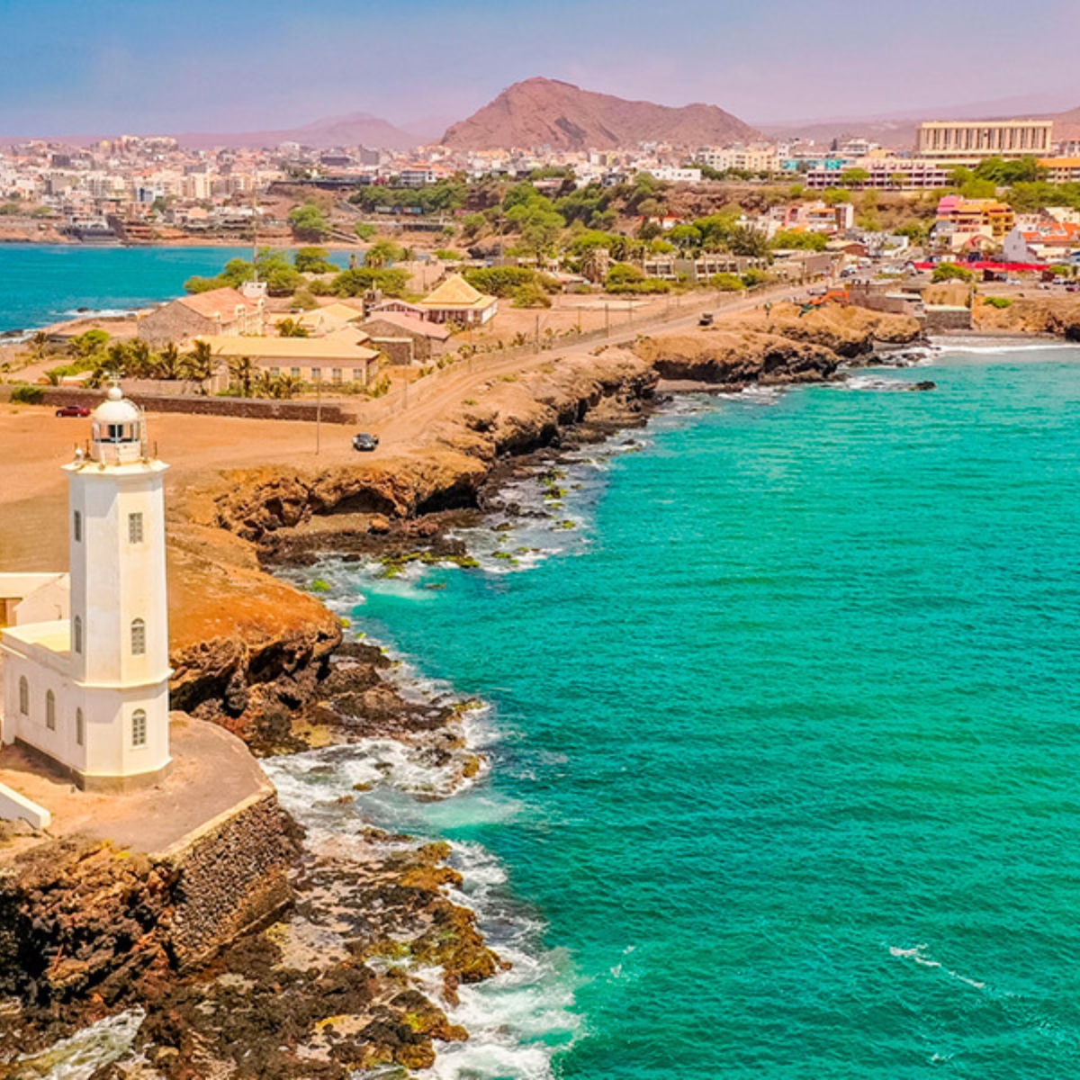Praia ciudad en Cabo Verde, faro, mar, ciudad