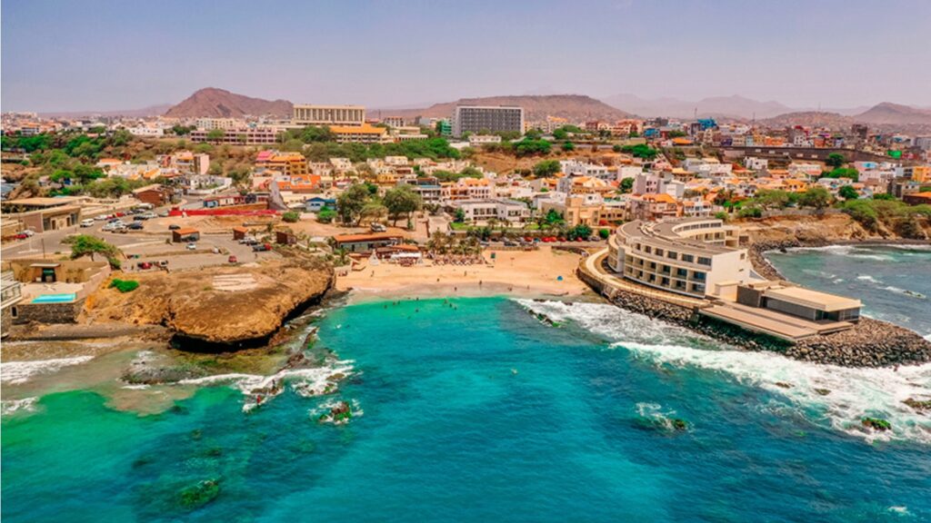 Ciudad de Praia en Cabo Verde. Mar, Hoteles, Edificios, Turismo, montañas