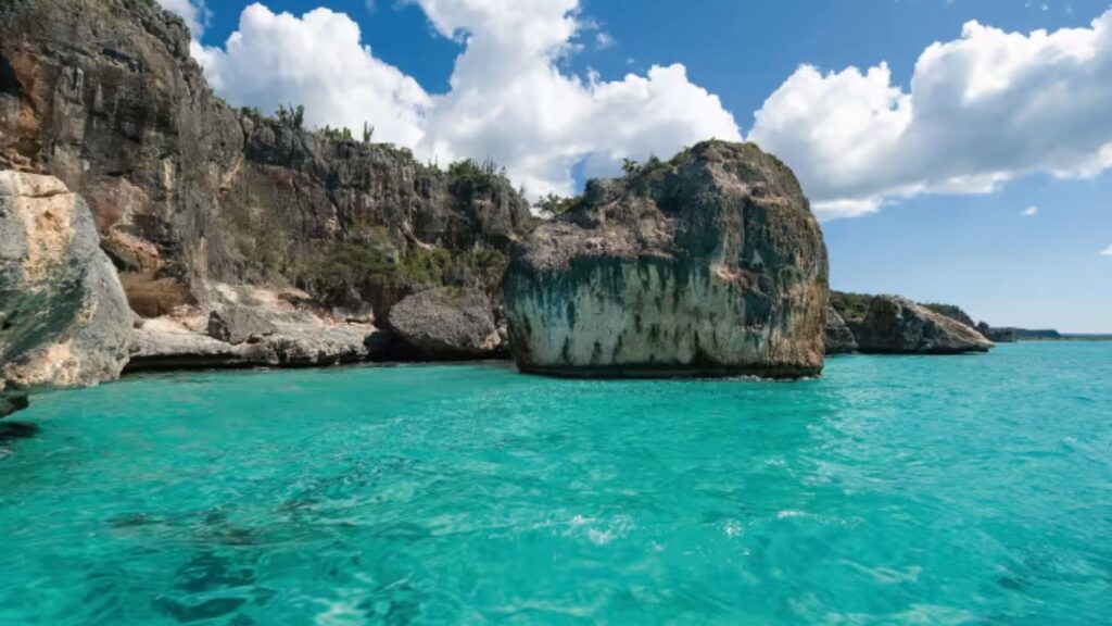 Bahía de las Águilas, República Dominicana, acantilados, roca, agua color turquesa, mar