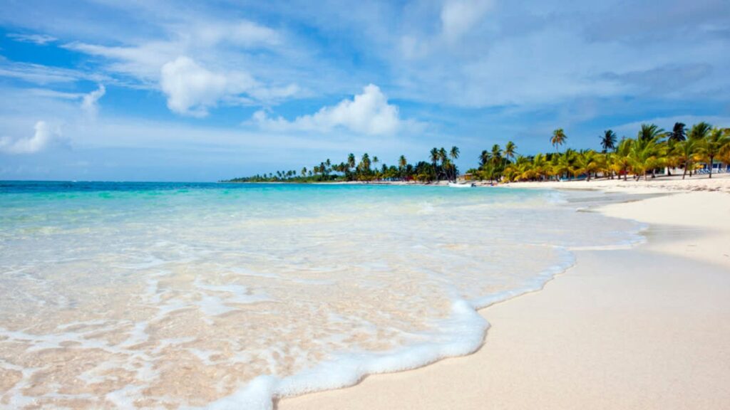 Isla Saona, arena blanca, palmeras, agua transparente