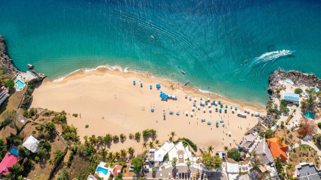 Mirador brisas del Atlántico, República Dominicana, playa, arena dorada, agua turquesa, lanchas