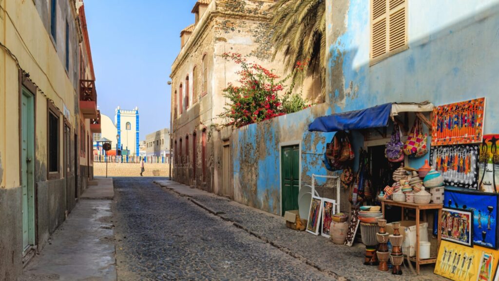 Ciudad de Sal Rei en Cabo Verde. Casas antiguas, tienda de artesanía, calle empedrada