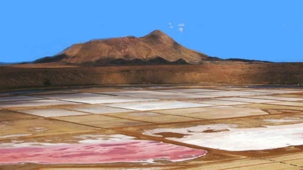 Salinas pedra de luma, Isla de Sal, Cabo Verde. Sal, río salado, agua salada, montaña
