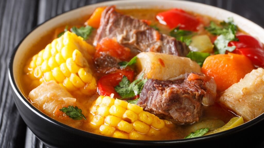 Plato república dominicana, carne, yuca, ñame, plátano verde