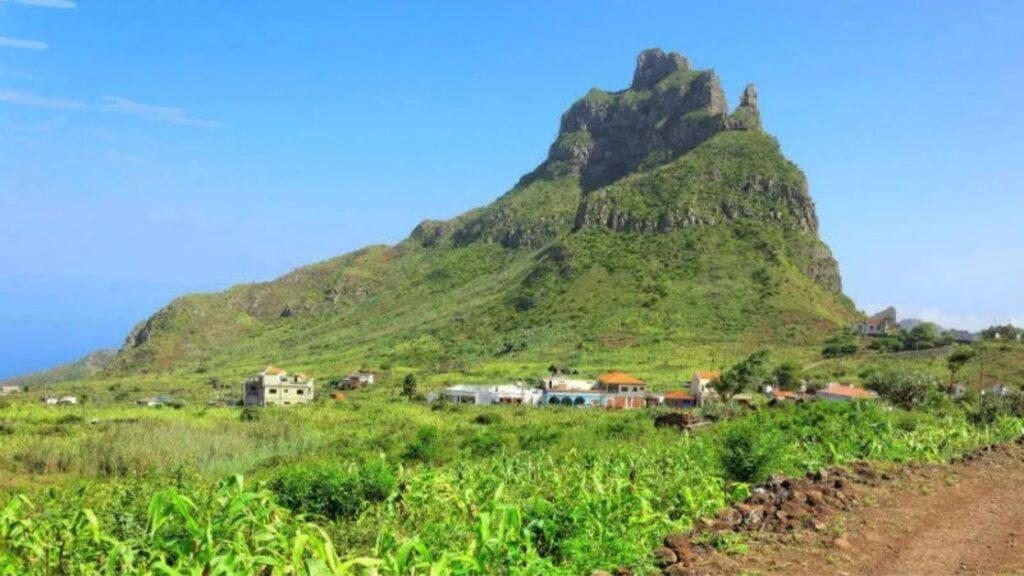 Sao Nicolau, Monte Gordo. Cabo Verde. Senderismo, montaña, casas, vegetación