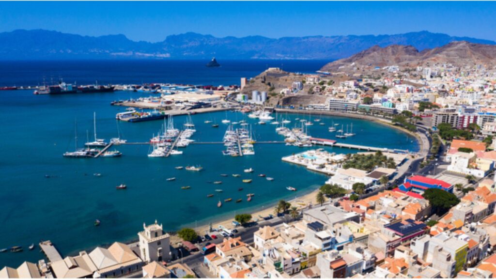 Sao Vicente, Cabo Verde. Puer5o marítimo, barcos, ciudad, mar, edificios, vegetación, montañas, hoteles