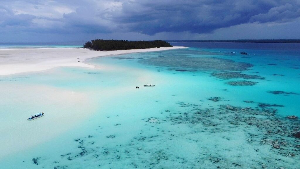 Nungwi y Kendwa. Isla, agua turquesa y transparente. embarcaciones. coral, arena blanca