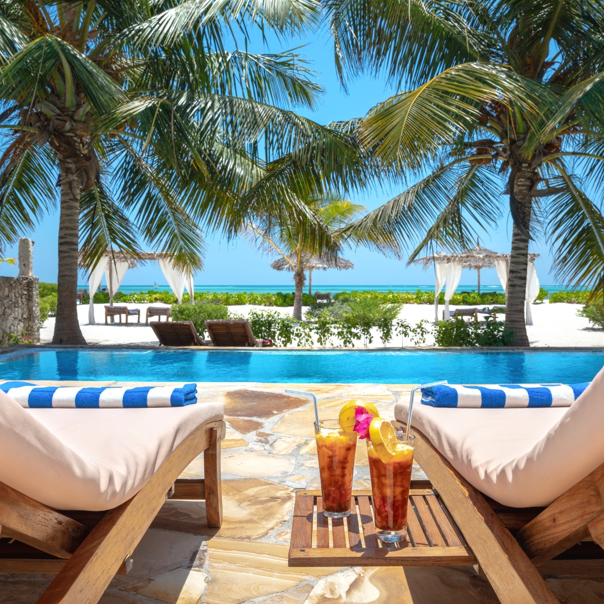 Seguridad en Zanzíbar. Piscina, hotel, resort, cocteles, palmera, mar