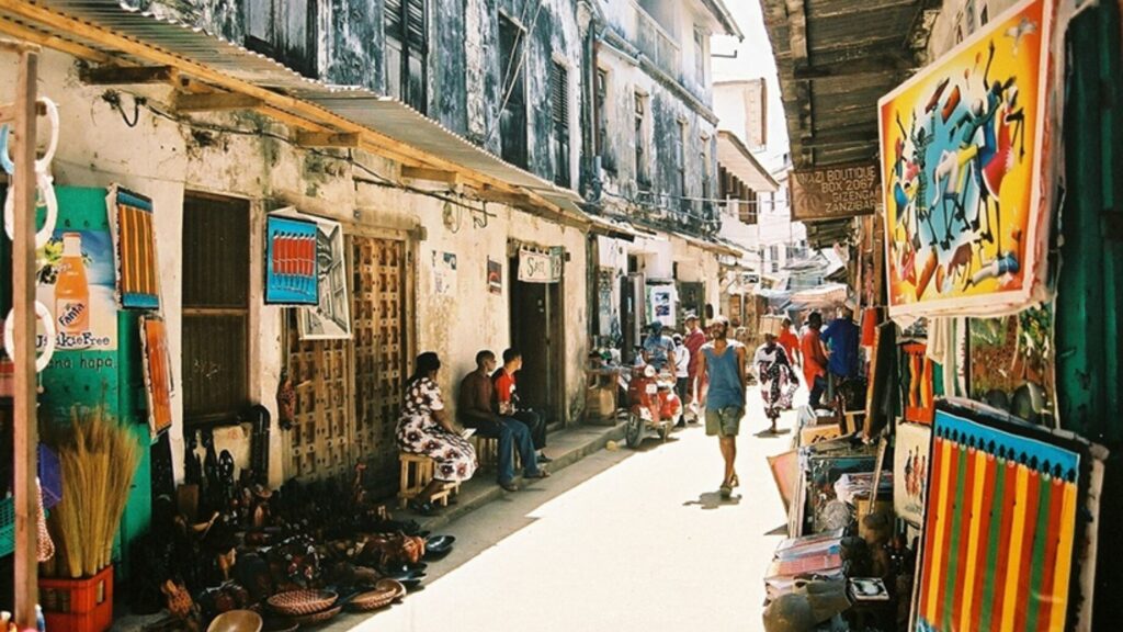 Stone Town. Calles coloridas, locales venden sus artesanías. murales africanos.