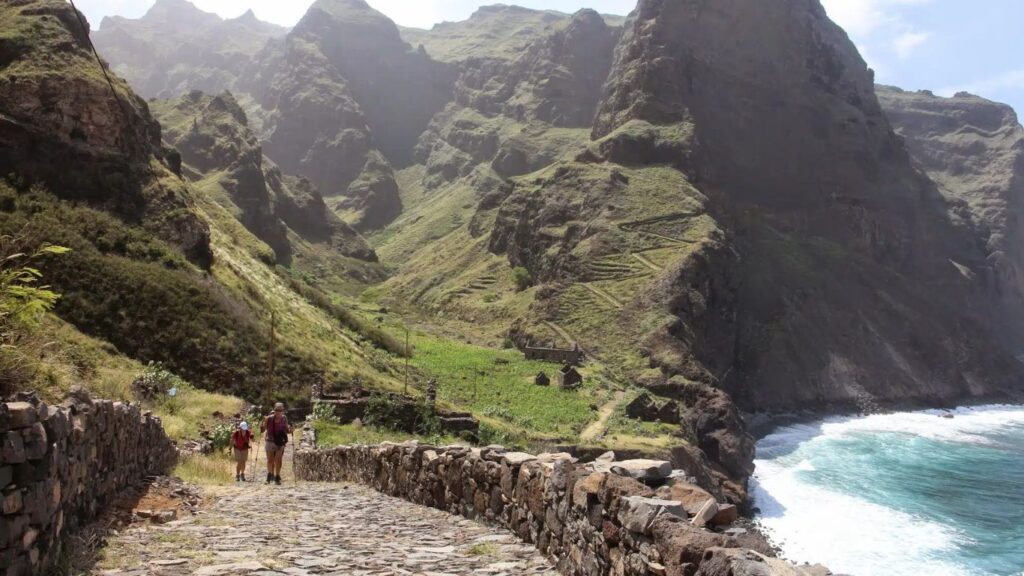 Santo Antao, Cabo Verde, trekking, senderismo, montaña, acantilado, mar, vegetación