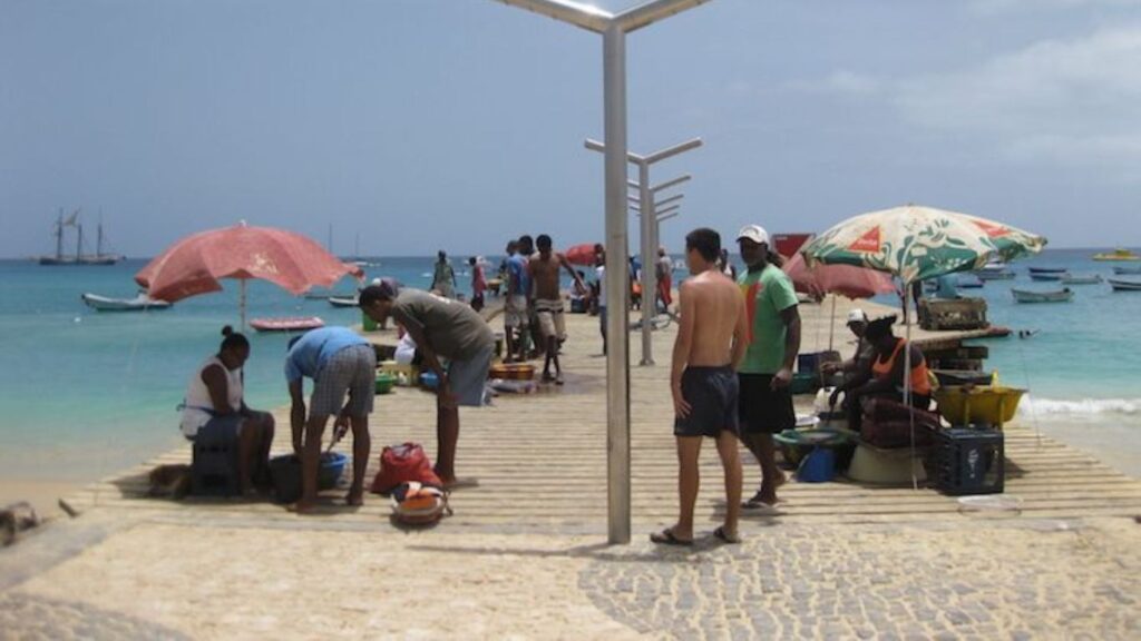 Cabo verde, muelle, turistas y locales, vendedores, mar, lanchas, barcas