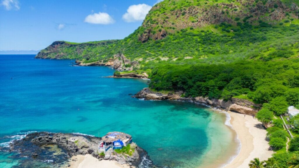 Cabo Verde, vegetación, montaña, playa, agua de color turquesa, arena blanca