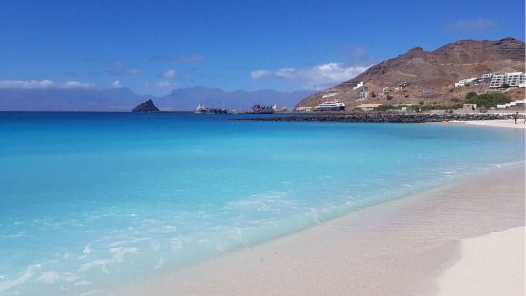 San Vicente, Cabo Verde, playa, mar, agua de color azul, arena blanca, barcos, hoteles