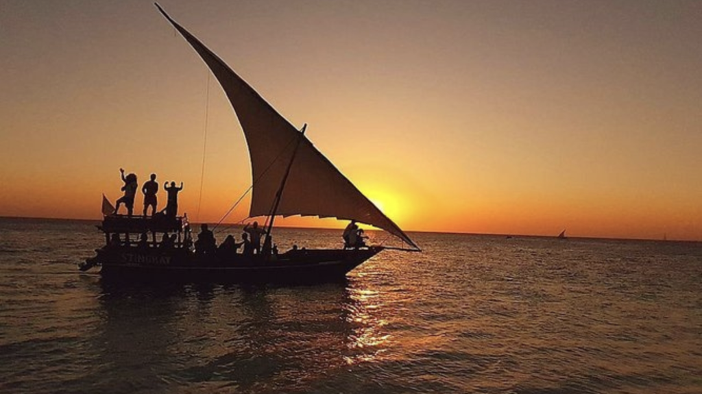 Paseo en dhow al atardecer. Embarcación. Gente bailando. Puesta de sol. Mar