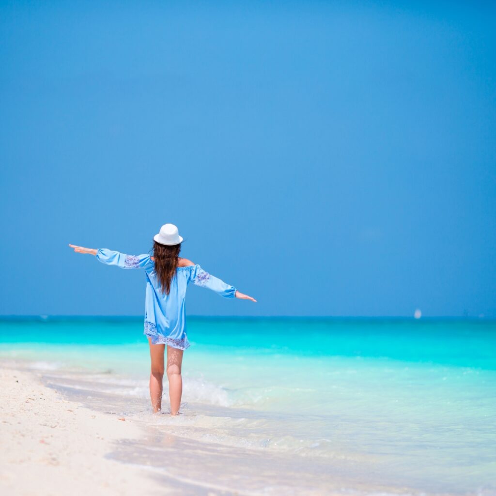 Imagen que muestra a Zanzíbar. Entre Madrid y Zanzíbar hay 10 horas aproximadas para un vuelo directo. Mujer de vacaciones en Zanzíbar, en la playa