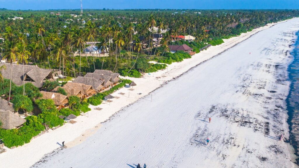 Matemwe Beach. Kilometros de arena de clor blanco. vegetación, palmeras, playa. resort