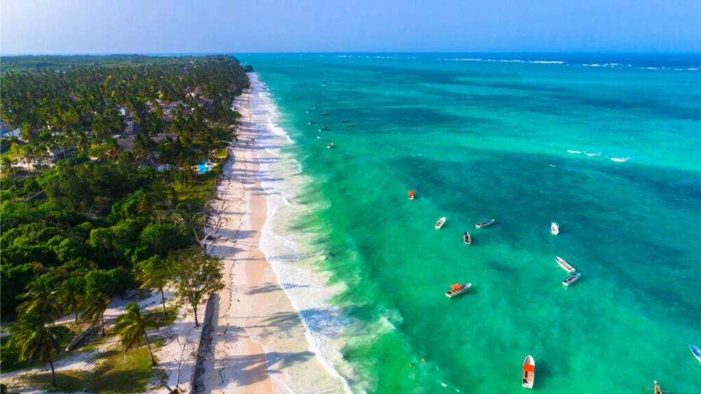 Paje y Jambiani. playas de Tanzania, Zanzíbar. agua de color turquesa. embarcaciones. vegetación, arena blanca, oleaje