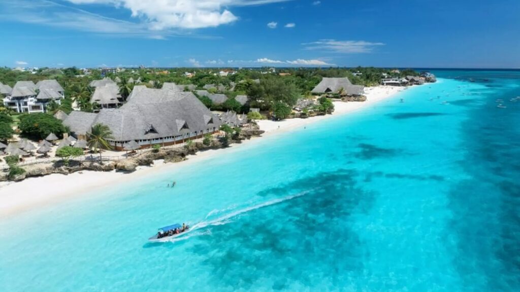 playa de Nungwi. Resort, arena de color blanco. Agua de mar colo turquesa. embarcación. paraíso