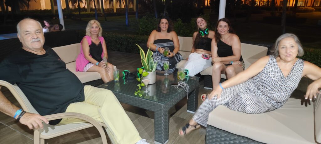 Un grupo de turistas bien vestidos, para una cena en un restaurante