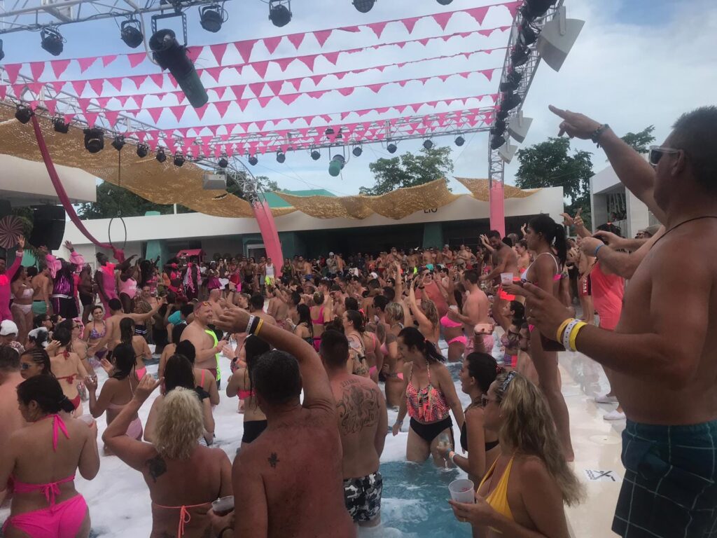 Grupo de turistas en una fiesta en Punta Cana