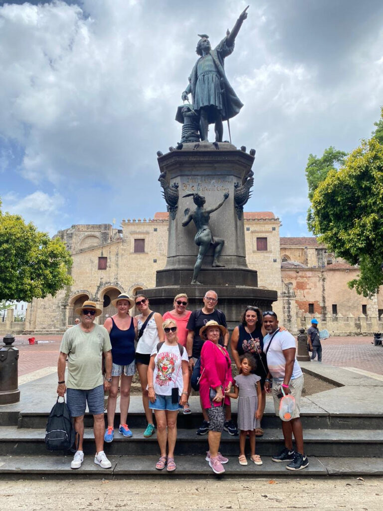 Un grupo de turistas que salieron del hotel a conocer Punta Cana